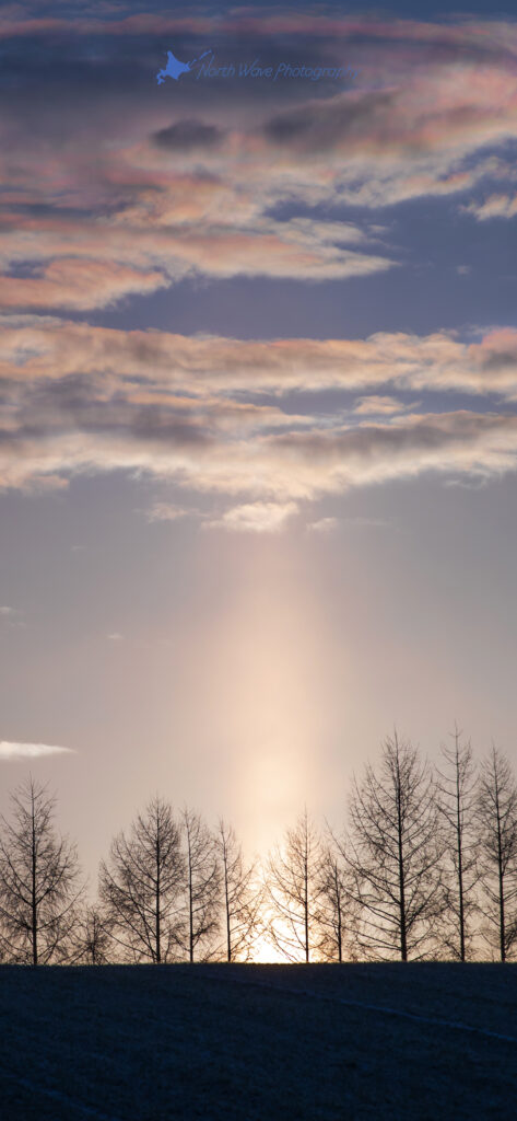 sun-pillar-and-iridescence-clouds-for-iphone13-wallpaper