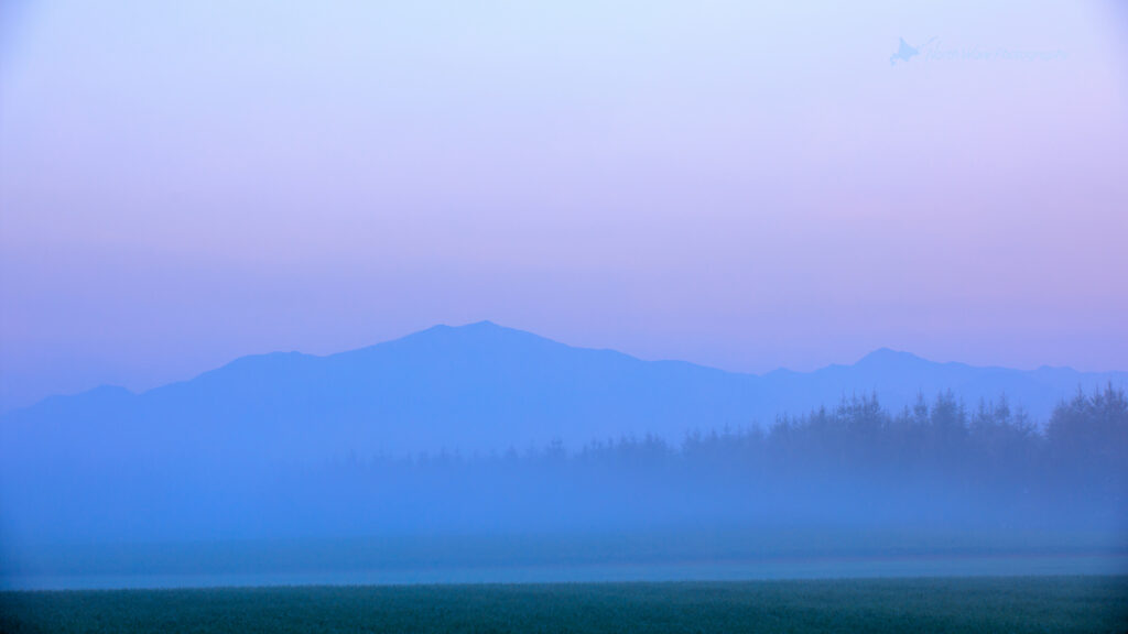Mount-Tokachiporoshiri-in-the-fog-for-zoom-virtual-background
