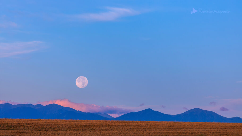 The-field-after-harvest-and-moonset-for-imac-wallpaper