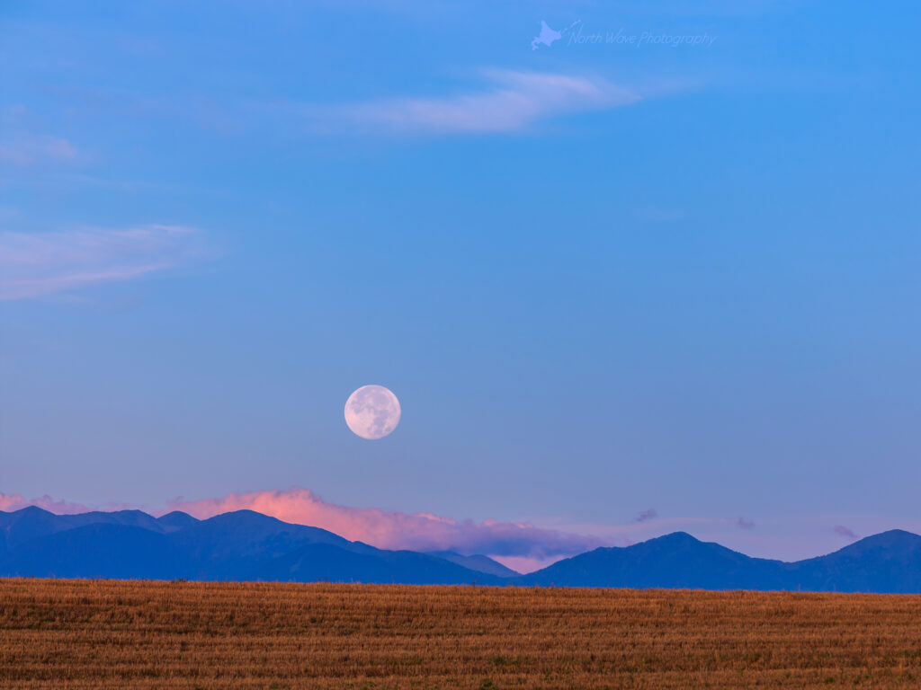 The-field-after-harvest-and-moonset-for-ipadpro-wallpape