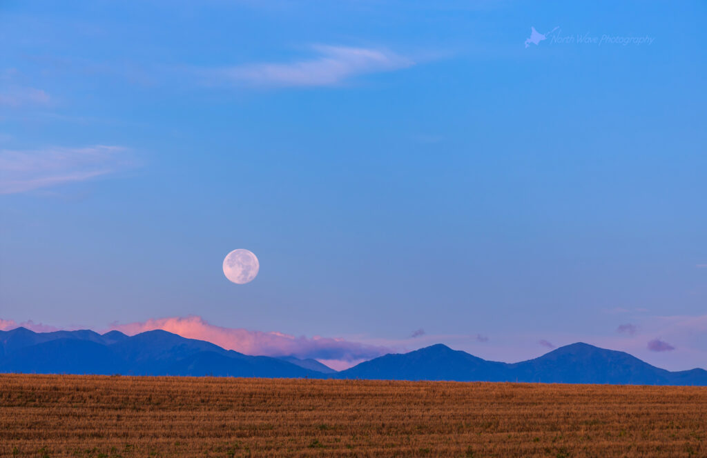 The-field-after-harvest-and-moonset-for-macbookpro-wallpaper
