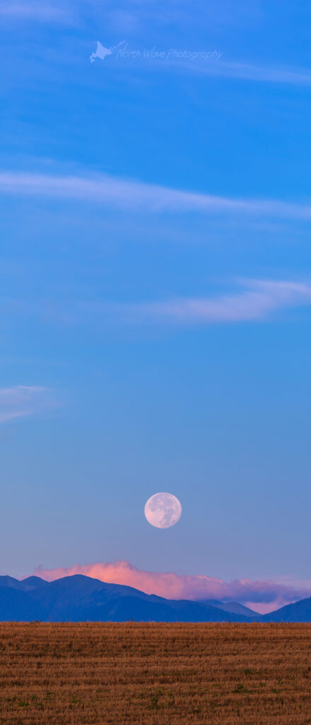 The-field-after-harvest-and-moonset-for-xperia-wallpaper